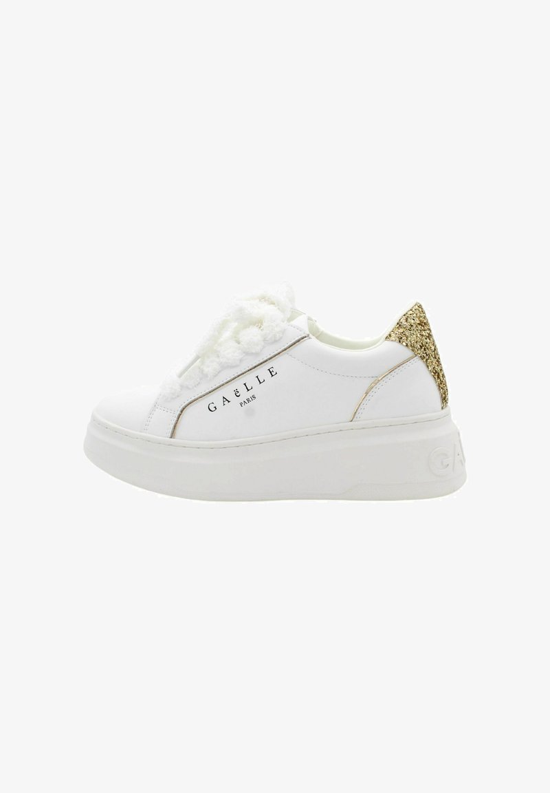 Baskets blanches à plateforme avec des détails en dentelle texturée, des accents dorés brillants au talon et le logo "Gaëlle Paris" sur le côté.