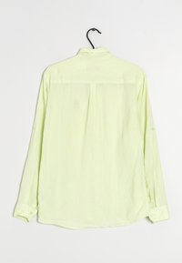 Camicia a maniche lunghe verde chiaro realizzata in tessuto leggero, con colletto button-down e maniche con polsini, orlo dritto e spallina sul retro.