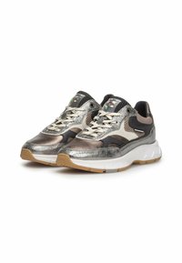 Ein Paar metallicsilberne und braune Sneakers mit weißen Sohlen, beigen Schnürsenkeln und schwarzen Mesh-Details auf einem weißen Hintergrund.