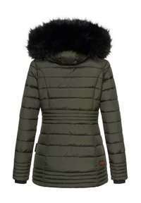 Chaqueta verde acolchada con capucha de piel sintética negra, textura acolchada, cintura entallada y puños elásticos. Presenta un sutil parche de logo en el lado.