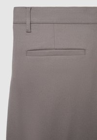 Pantaloni grigi su misura caratterizzati da un tessuto liscio con un sottile motivo a spina di pesce, vita piatta e una singola tasca sul retro.