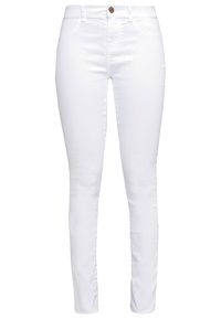 Jean skinny blanc avec fermeture à boutons sur le devant, passants pour ceinture et design cinq poches, présenté sur un fond blanc uni.
