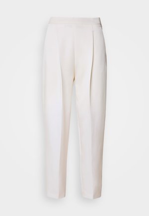 Pantalons cintrés de couleur crème avec une texture lisse, dotés de plis avant et d'un design épuré. Pas de poches ni de matériel visible.