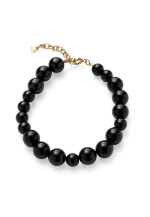 Glanzende zwarte ronde kralen met een verloop, geregen tot een ketting met een verstelbare gouden sluiting, op een witte achtergrond.