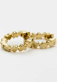 Anello in tonalità oro con elementi interconnessi a forma di cuore, finitura lucida. Texture liscia con un design uniforme e giunzione senza soluzione di continuità.