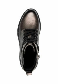 Bottine noire métallique avec une texture lisse, bout rond, lacets noirs, fermeture zippée sur le côté et semelle en caoutchouc.