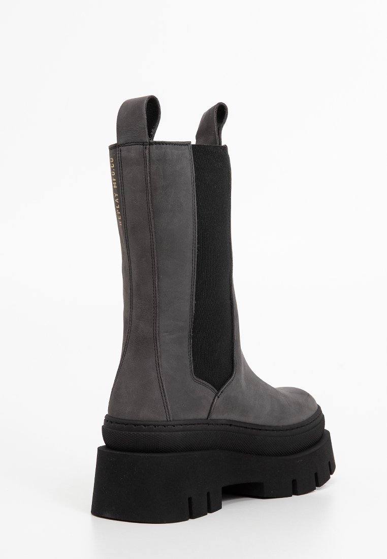 Graue Leder-Ankle-Boots mit elastischen Seitenpanelen, chunky schwarzer Sohle, leichtem Absatz und Ziehtabs an der Oberseite für einfaches Anziehen.