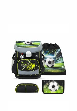 Schwarzes und grünes Kinderrucksack-Set mit Fußball, Stollenschuhen und Stadiongrafiken, inklusive Beuteltasche, Federmäppchen und Geldbörse.