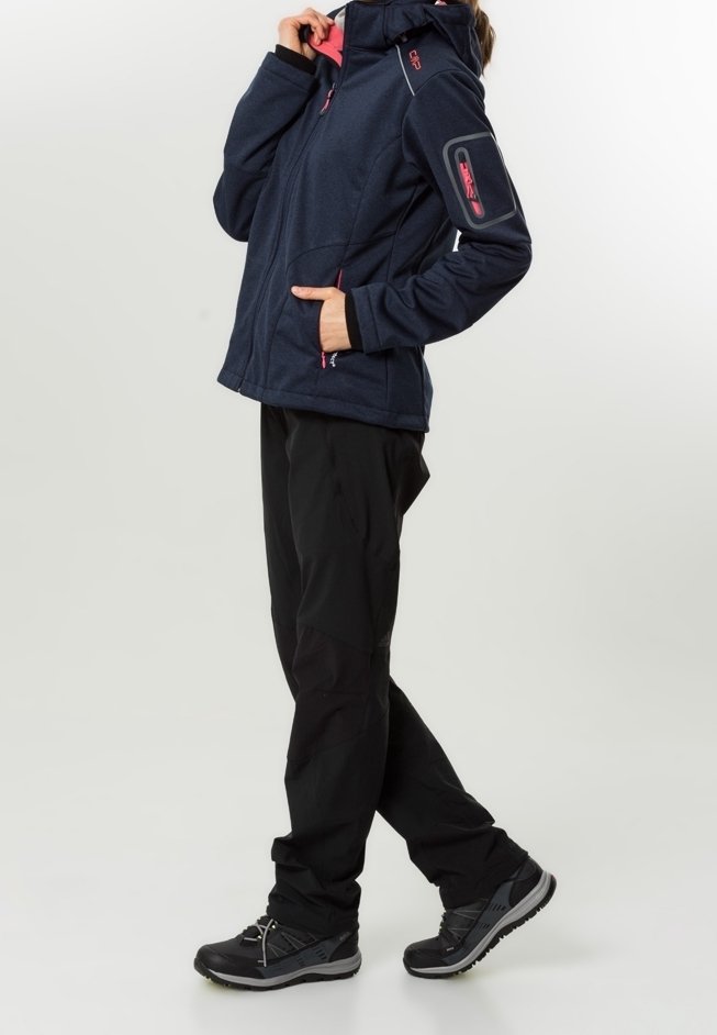 Chaqueta de forro polar navy con acentos rosas y capucha, combinada con pantalones negros y zapatos oscuros para exterior, con un bolsillo lateral con cremallera en la chaqueta.