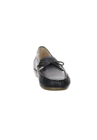 Mocasines de cuero negro con un acabado texturizado, punta redondeada y un lazo decorativo, que cuentan con una suela flexible y acentos cosidos a lo largo de los bordes.