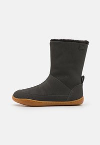 Botine negre, fabricate dintr-un material moale, cu un căptușel pufos, talpă din cauciuc și un material texturat. Dispun de un tab pentru prindere la spate, pentru a fi ușor de îmbrăcat.