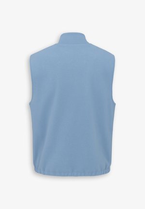 Ærmeløs, lyseblå fleecevest med høj krave, glat overflade og en rund søm. Ingen synlig hardware eller mønstre.