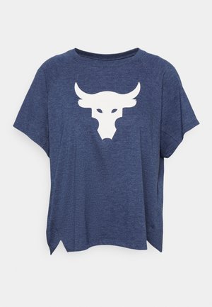 Luźna niebieska koszula z krótkim rękawem z białym, stylizowanym motywem głowy byka umieszczonym na środku z przodu, na jednolitym tle.