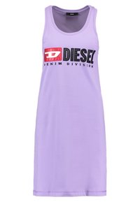 Lila ärmlös klänning gjord av mjukt tyg, med en djärv svart och röd "DIESEL DENIM DIVISION" logotyp över bröstet.