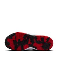 Semelle de chaussure avec une surface en caoutchouc noir texturé arborant un audacieux motif de camouflage rouge et noir. Semelle intermédiaire blanche le long du bord.