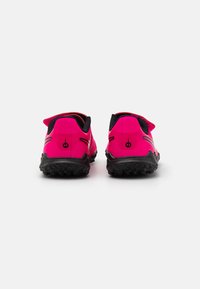 Pantofi sport roz aprins cu talpă neagră, panouri din plasă și o curea Velcro pentru o fixare sigură. Proiectați pentru tracțiune cu un fund texturat.