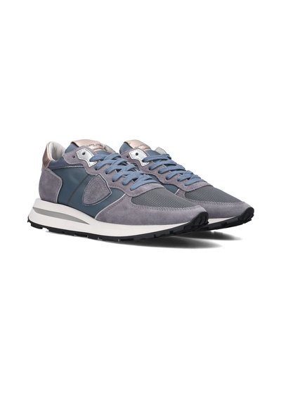 Suède en mesh sneakers in grijs en marineblauw met een witte zool. Kenmerken zijn onder andere blauwe veters, metalen accenten en gestructureerde panelen.