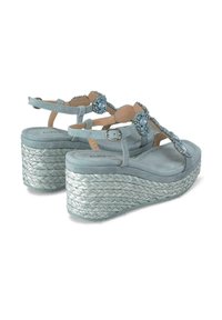 Sandali con zeppa in suede blu chiaro, con suola in juta intrecciata, caratterizzati da accenti decorativi in pietre preziose blu sulle cinghie per un tocco in più.