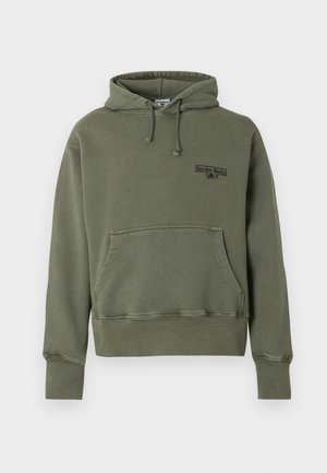 Φόρμα με κουκούλα σε ελιά πράσινο χρώμα, με μπροστινή τσέπη καγκουρό, κορδόνι στην κουκούλα, ριμπ μανσέτες και μικρό μαύρο λογότυπο "Service Works" στο στήθος.