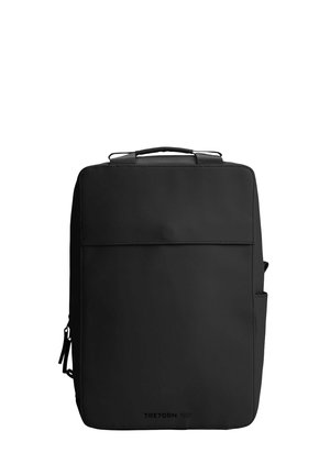 Sort rektangulær rygsæk med top håndtag, sidelomme, frontlomme og lynlås, minimalistisk design med "TRETORN 1891" logo nederst.