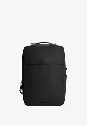 Sort rektangulær rygsæk med top håndtag, sidelomme, frontlomme og lynlås, minimalistisk design med "TRETORN 1891" logo nederst.