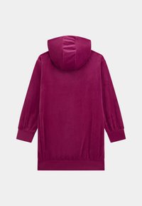 Fuksijos spalvos gobtuvas su minkštu, aksominiu paviršiumi, ilgomis rankovėmis su elastingais rankogaliais ir laisvu, per dideliu siluetu.