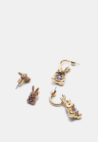 Guld-tone øreringe med et kanin-design og en lilla ædelsten. Inkluderer et par hoops og et par studs.