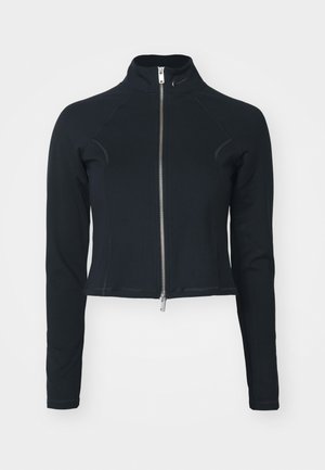 Chaqueta negra hecha de una tela suave, con cuello alto y cremallera completa, de mangas largas y un diseño corto. Color liso sin patrones.