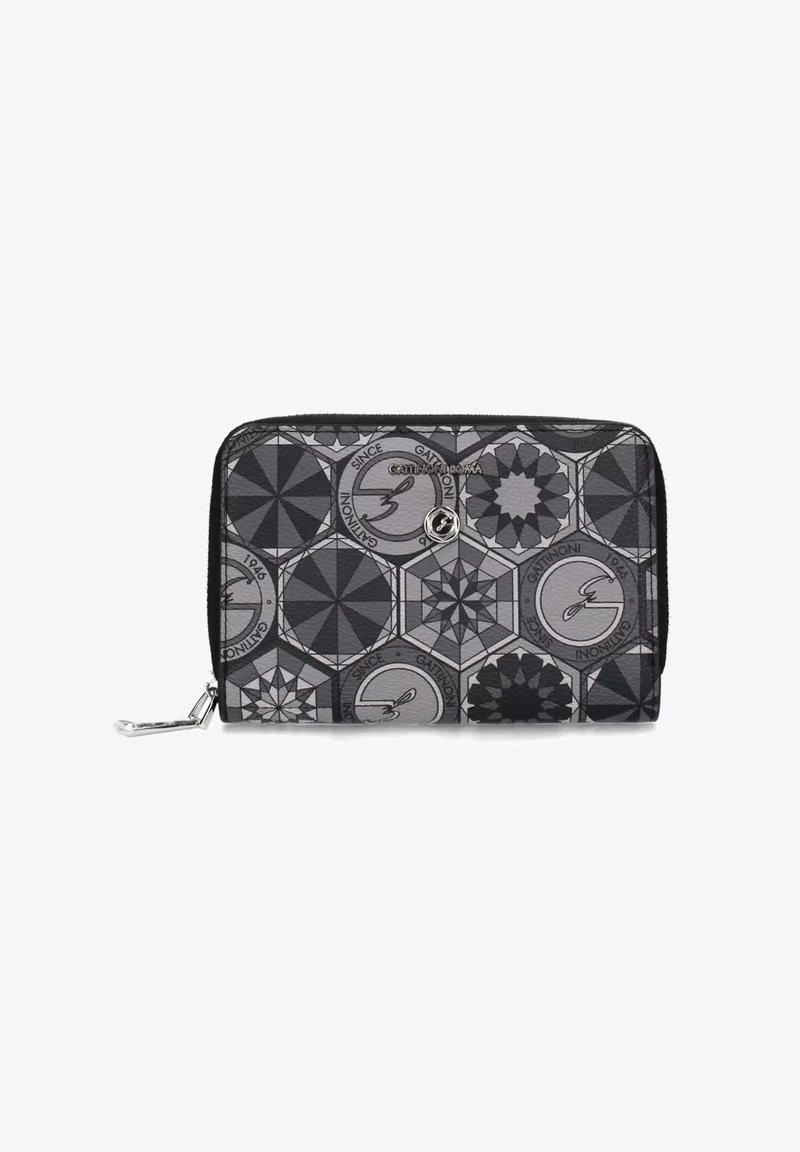 Zwarte en grijze portemonnee met geometrische patronen en logo's, gemaakt van textuurmateriaal met een ritssluiting en details van zilver hardware.