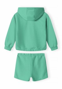Conjunto de sudadera y pantalones cortos en verde menta. La sudadera tiene capucha con cordón y puños elásticos, mientras que los pantalones cortos cuentan con una cintura elástica.