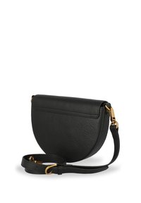 Borsa a tracolla in pelle nera con forma arrotondata, superficie texturizzata, pattina pieghevole e dettagli in hardware dorato. Include una tracolla regolabile.