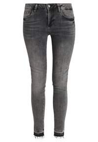 Pantalones vaqueros skinny desgastados en negro con bolsillos frontales, cierre de botón, trabillas para cinturón y dobladillos deshilachados en los tobillos.