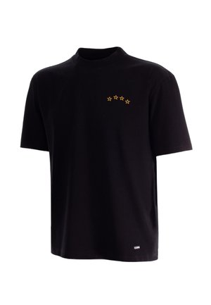 Zwart T-shirt met korte mouwen en ronde hals met vijf kleine gele sterren gerangschikt in een gebogen lijn op de linkerborst en een klein wit "COPA" label aan de zoom.