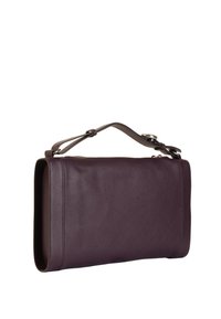 Borsa in pelle di colore viola scuro, forma rettangolare con design piatto, dotata di una tracolla grigia removibile e dettagli di cucitura sottili.