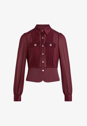 Bordeaux doorschijnende blouse met lange mouwen, geplooide details aan de voorkant, twee borstzakken en knoopaccenten. Getailleerde taille en gestructureerde kraag.
