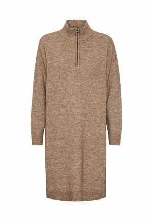 Vestido de punto marrón con un cuello alto y cierre de media cremallera. Presenta mangas largas y un corte relajado, con una tela texturizada y suave.