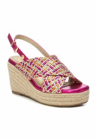 Sandalia de cuña con una tira trenzada multicolor que presenta rosa, plata y naranja. Acentos metálicos en rosa con una plataforma de yute natural.
