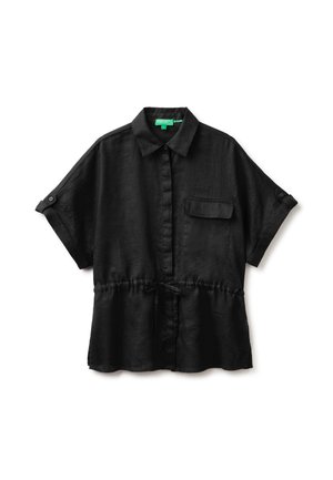 Chemise noire à manches courtes avec boutons, col, poche poitrine à rabat, pattes de manches réglables et taille à cordon.