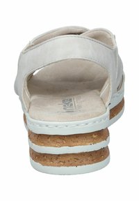 Sandale gris clair avec tige en cuir, semelle intermédiaire en liège et semelle extérieure blanche. Design ouvert à l'arrière avec des sangles croisées pour un enfilage facile et un confort optimal.