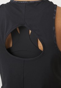 Černý sportovní tílko s výřezem na zadní straně, s hladkým povrchem a kulatým výstřihem, zvýrazněné kontrastní vnitřní vrstvou.