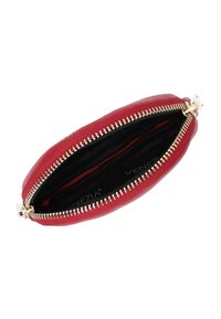 Rode leren portemonnee met een gestructureerde afwerking, gouden ritssluiting en een zwart interieur met kaartvakken en het merklogo.