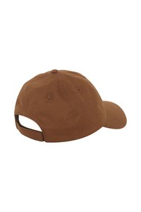 Barna pamut baseball sapka hajlított vizorral, állítható pánttal a hátsó részen és szellőzőlyukakkal a tetején.