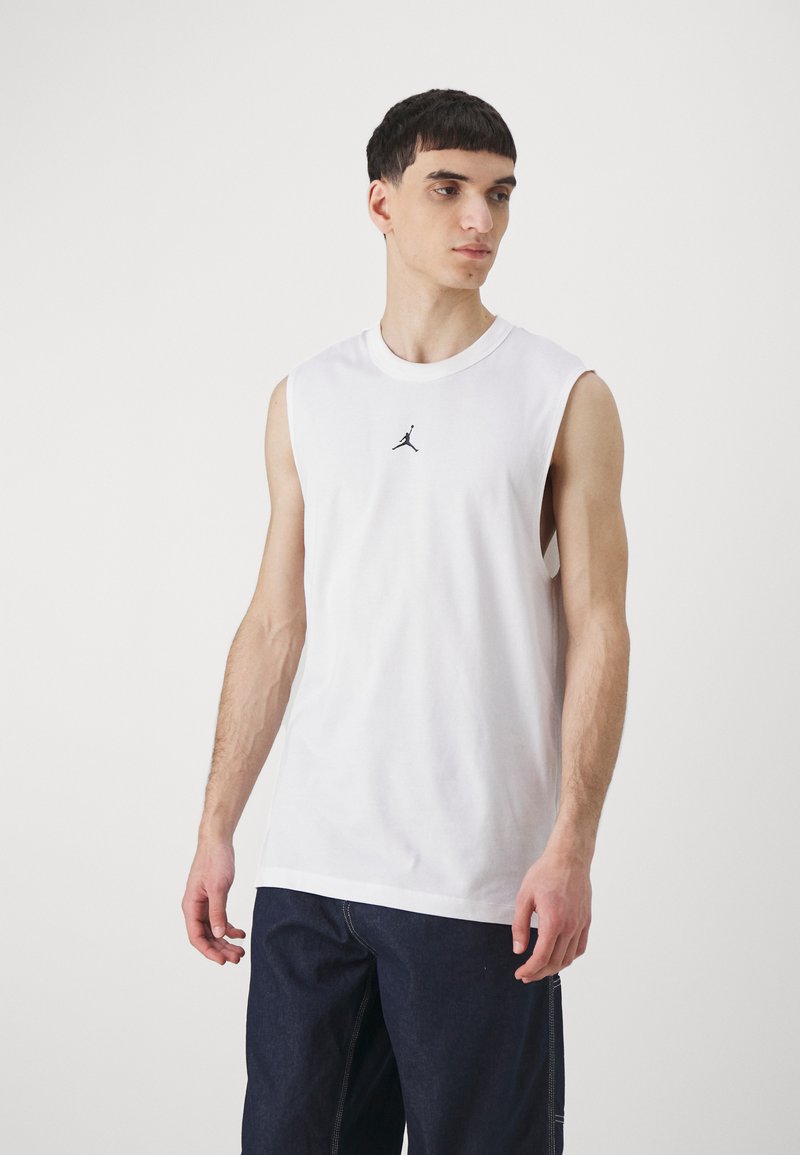 Hvit ermeløs bomulls tanktopp med rund hals, med en liten svart Jumpman-logo på brystet. Glatt tekstur, avslappet passform.