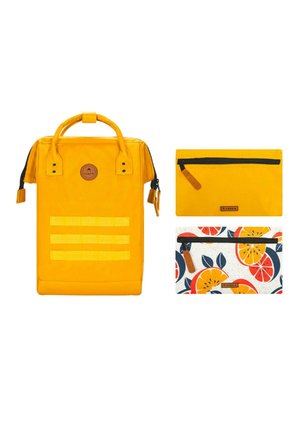 Sac à dos jaune avec deux poches ; une unie jaune avec une fermeture éclair noire, et l'autre présentant un motif floral orange. Comprend une poignée et des bretelles.