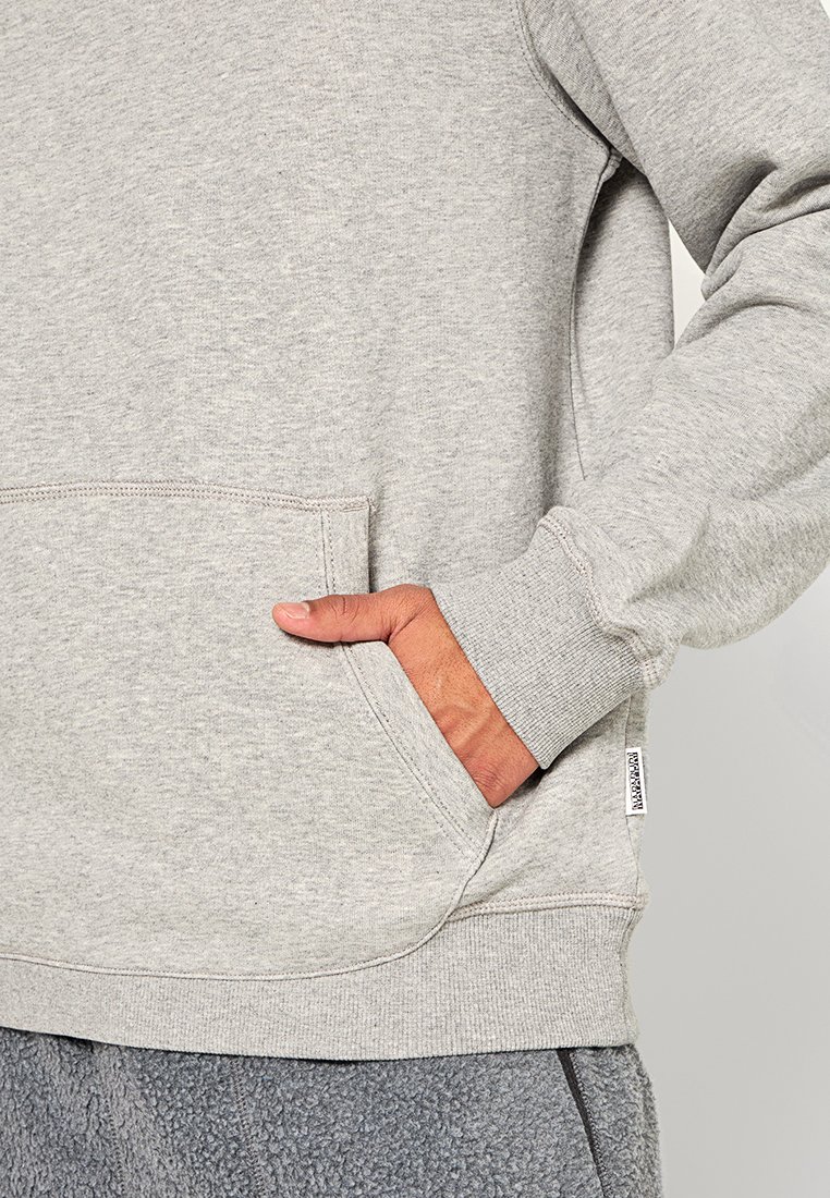 Szary sweatshirt z przednią kieszenią, ściągaczami na rękawach i miękką fakturą. Posiada boczną metkę oraz lekko luźny krój.