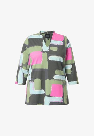 Długi rękaw w odcieniach szarości, zieleni i różu. Posiada dekolt w serek, wyrazisty abstrakcyjny wzór oraz luźny krój. Wykonany z miękkiej tkaniny.