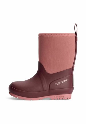 Børne gummistøvle til midt på læggen i to nuancer af pink med tekstureret sål og trækstrop bagpå.