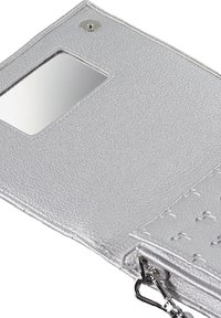 Silberne Geldbörse mit einer strukturierten Lederoberfläche, ausgestattet mit einem klaren ID-Fenster, Druckknopfverschluss und einem kleinen Metallclip zur Befestigung.