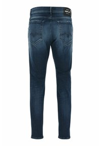 Jeans de denim en índigo oscuro con un corte ajustado. Presenta dos bolsillos traseros con costura en ángulo y una etiqueta de logo en la cinturilla. Textura suave.