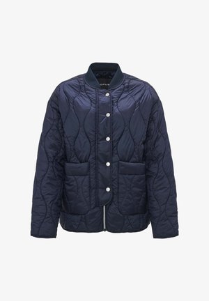 Marineblau gesteppte Jacke mit ribbeltem Kragen, Druckknopfverschluss, zwei Fronttaschen und strukturiertem Wellenmuster. Leicht und isoliert im Design.